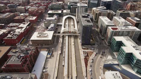 linie kolejowe prowadzące do union station denver w kolorado w pobliżu centrum miasta