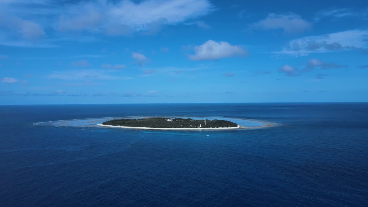 태평양 바다를 가로질러 바라보는 레이디 엘리엇 섬의 높은 탁 트인 전망