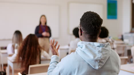 maestro, estudiantes y preguntas en el aula