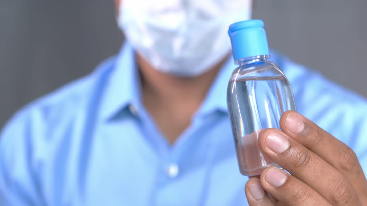 desinfectante de manos en la mano de una persona