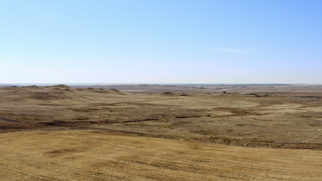 Panoramaudsigt over et tørt, goldt landskab