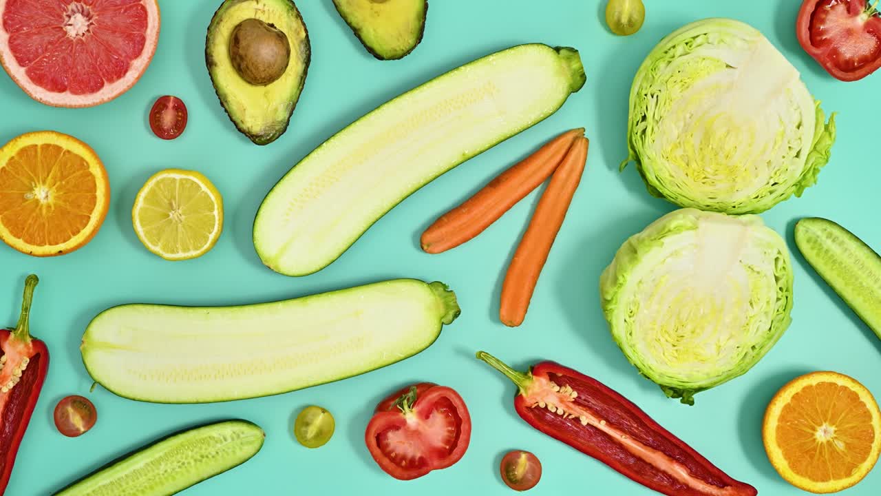 patrón de movimiento creativo con frutas y verduras en fondo cian. concepto de alimentos saludables. stop motion lay plano