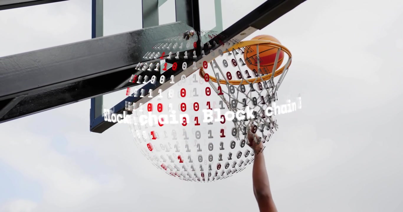 Una sfera binaria che si forma attorno a un bordo rotante, mentre un giocatore lancia una palla attraverso la rete, mostrando la blockchain.