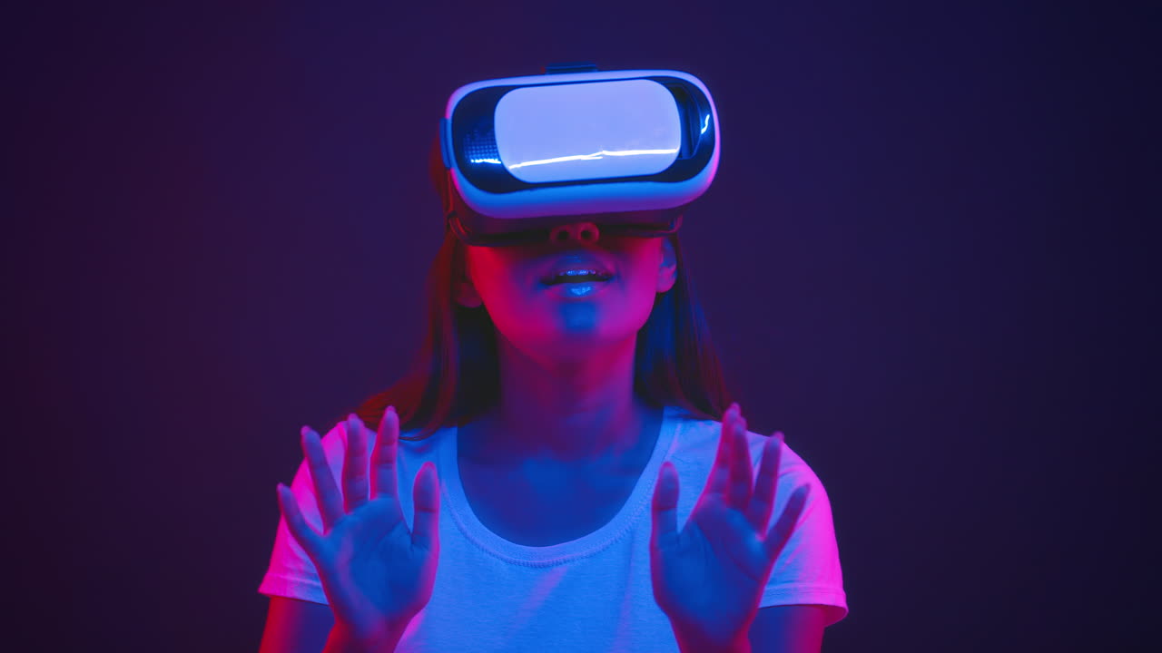 wanita mengalami realitas virtual