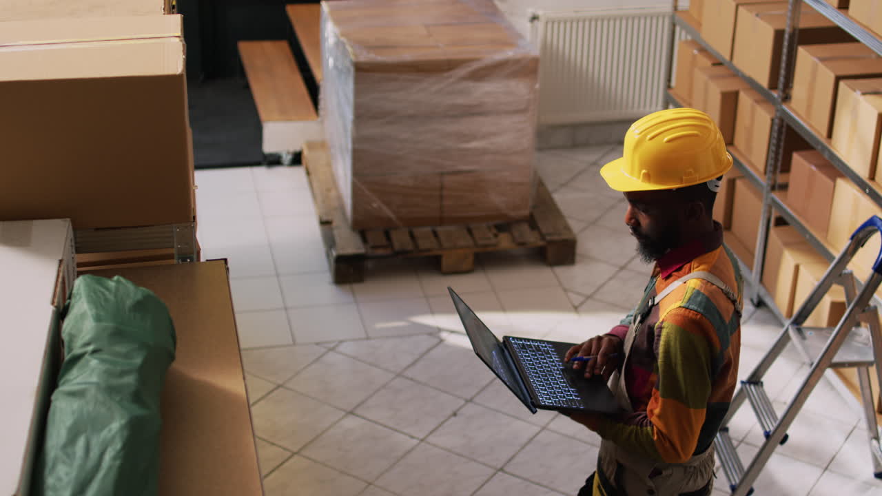 trabajador de almacén comprobando el inventario con una computadora portátil