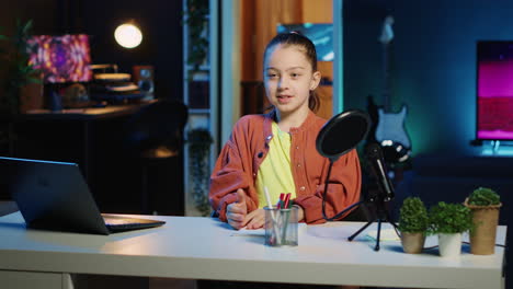 gen z kid filmando en una linda sala de estar iluminada con neón azul utilizada como estudio profesional para grabar vlogs