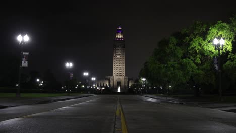 Edificio-Del-Capitolio-Del-Estado-De-Louisiana-En-Baton-Rouge,-Louisiana-De-Noche-Con-Toma-De-Establecimiento-Estable