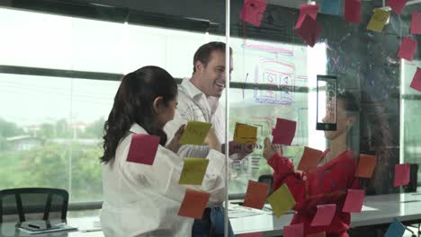 El-Feliz-Equipo-De-Negocios-Celebra-El-éxito-Del-Proyecto-En-La-Pared-De-Cristal.-Manipulador.