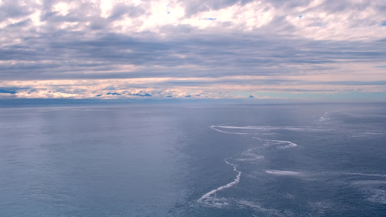Utsikt fra høy vinkel ved soloppgang over Det indiske hav mot Tsitsikamma-fjellene, Robberg.