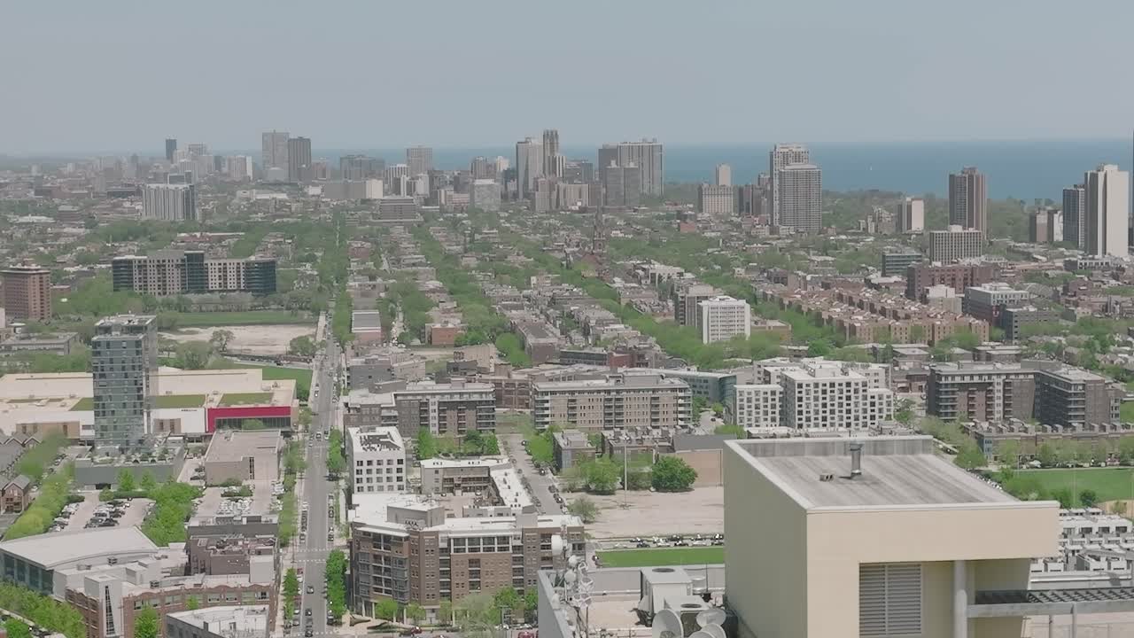 Aerial view of Chicago showcasing green spaces and city skyline