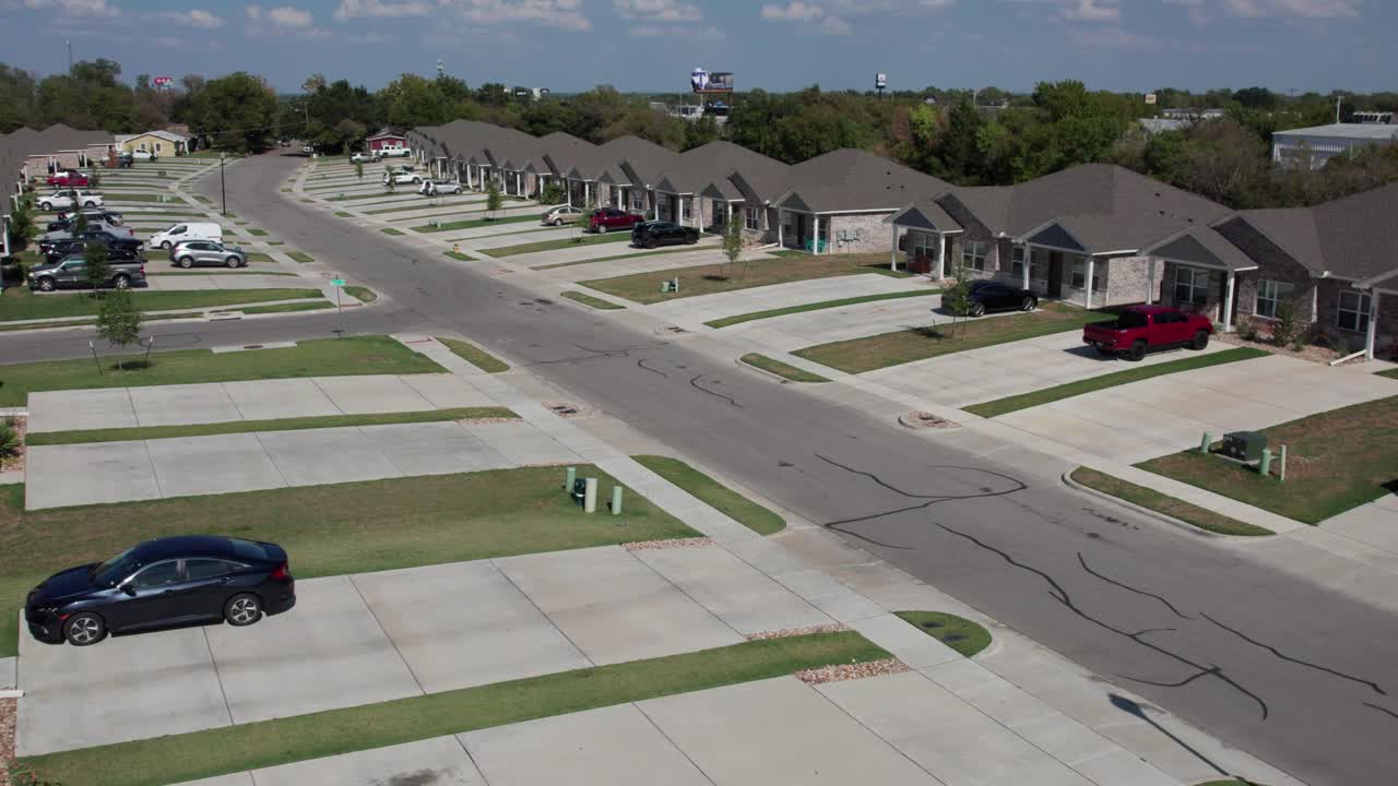 Filmagem com drone em 4K de um bairro agradável em Waco, Texas, mostrando casas residenciais, ruas tranquilas e o layout da comunidade suburbana de cima em plena luz do dia