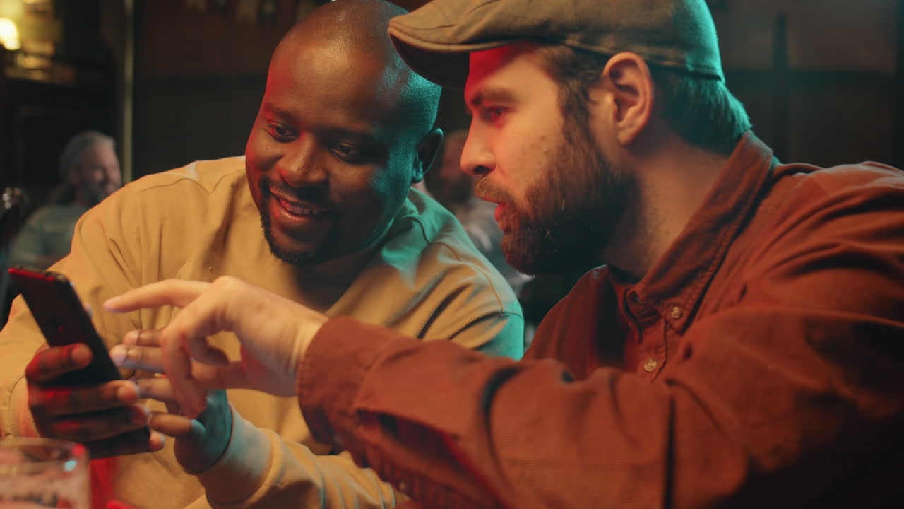 스마트폰에서 사진을 보여주고 있습니다.