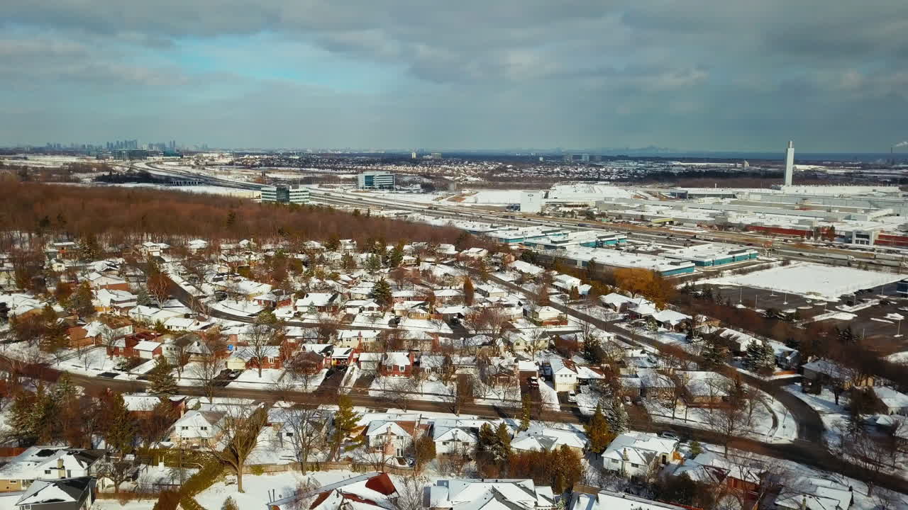 더 큰 토론토 지역의 주거 지역과 바쁜 고속도로의 겨울 공중 전망