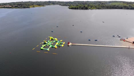 Parque-Acuático-Inflable-En-El-Embalse-De-Agua-Bewl-Lago-Día-Soleado-Antena