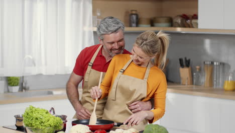 ein glückliches paar kocht zusammen