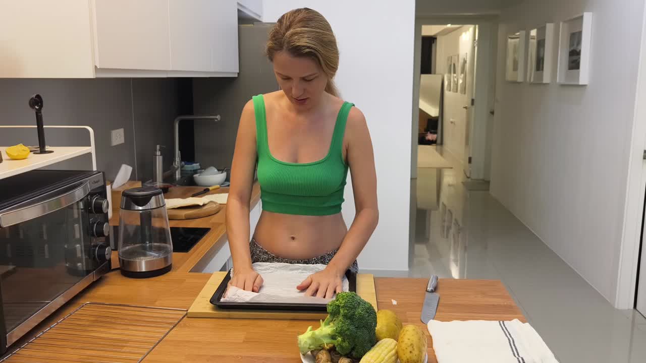 mulher preparando vegetais e comida em uma cozinha