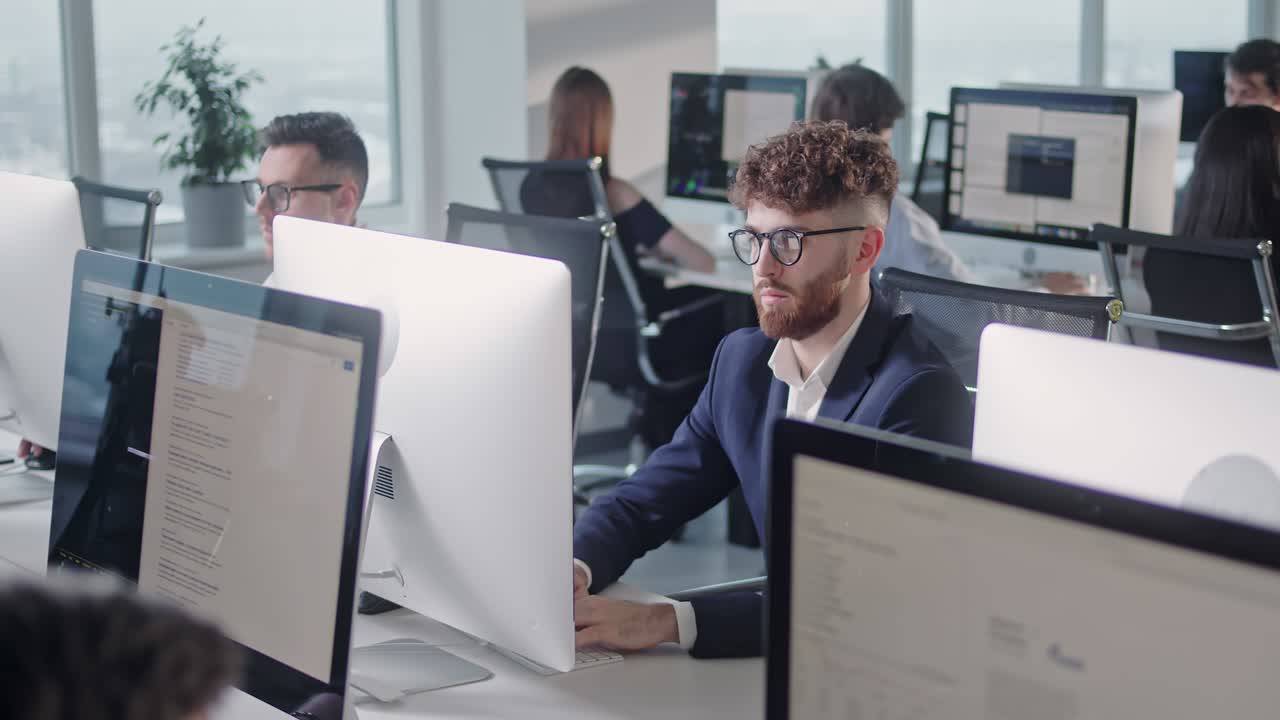 oficina corporativa moderna de espacio abierto con filas de remolque de hombres y mujeres de negocios que trabajan en computadoras de escritorio. oficina de espacio abierto brillante con hombres de negocios y vendedores