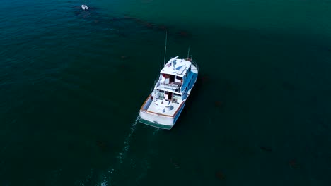 un barco sentado en aguas poco profundas en la bahía de san diego