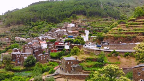 pequeño pueblo antiguo aislado enclavado entre las montañas de portugal