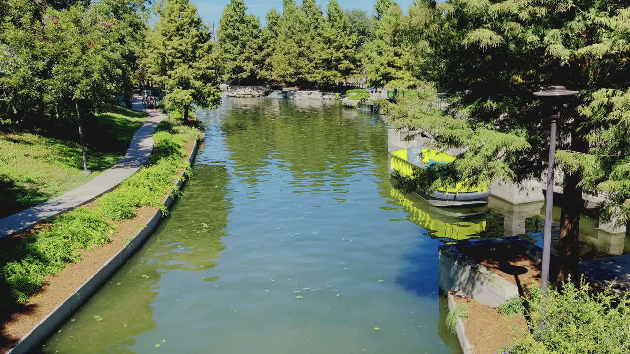 박물관 범위는 시내 구역의 북쪽으로 확장되며 콘도미니엄, 아파트, 공연 예술을 위한 토빈 센터, 호텔 및 여러 박물관으로 가볍게 채워져 있습니다.