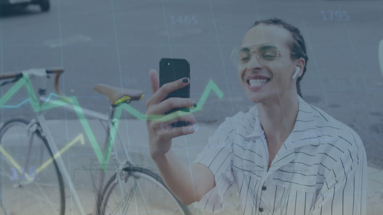 animación del procesamiento de datos sobre una mujer biracial usando un teléfono inteligente