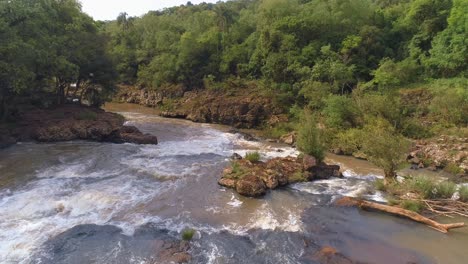 Drohne,-Die-über-Einen-Kleinen-Wasserfall-Mitten-Im-Dschungel-Vorrückt