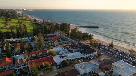vista aérea de la famosa playa de cottesloe en el océano índico durante la puesta de sol, perth, australia occidental