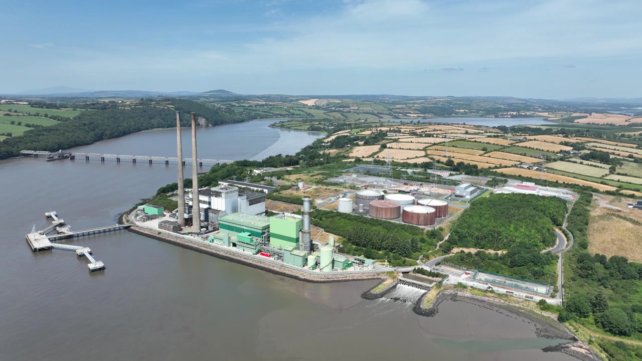 Riprese di alta qualità con drone dell'infrastruttura elettrica irlandese sul fiume Suir, che mostrano l'industria fluviale e viste panoramiche dell'estuario.