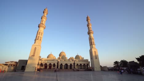 la famosa mezquita blanca de el mina en hurghada con los altos minaretes contra el cielo azul