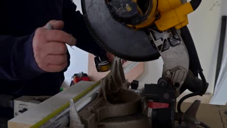chispas mientras se mola el hierro, se corta el metal, el trabajador