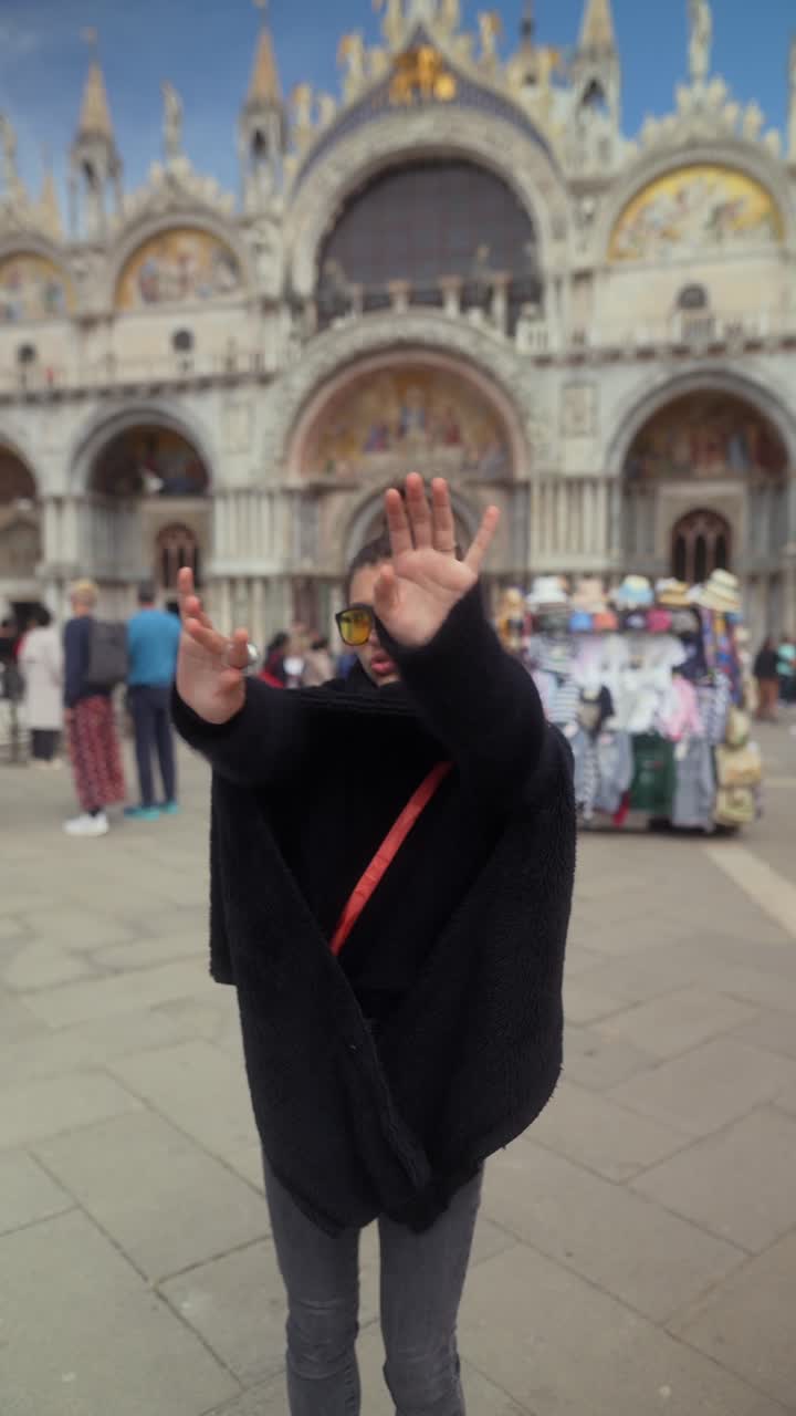 una joven en venecia, en la plaza de san marcos.