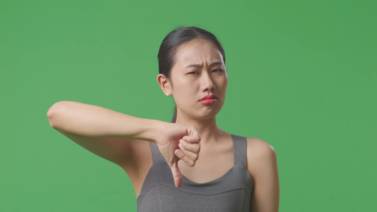 엄지손가락을 내려주는 여자