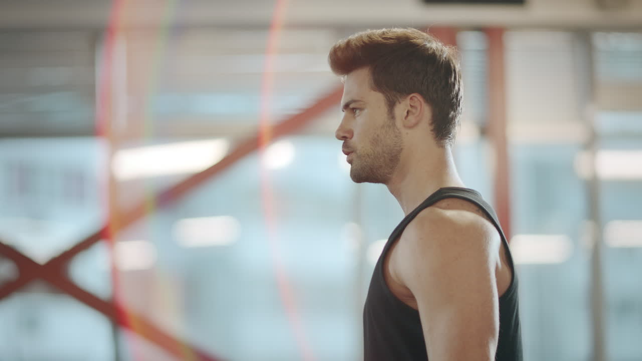 hombre fuerte levantando pesas en el club deportivo. hombre deportivo cansado entrenando músculos.