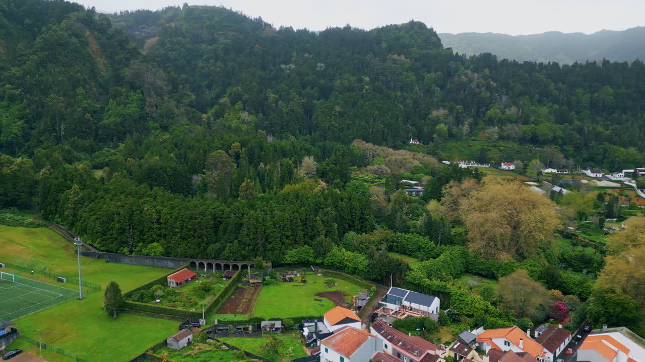 pequeño pueblo valle de montaña paisaje vista aérea. casas colocadas colinas verdes