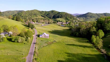 Schneller-Vorstoß-über-Alte-Scheune-In-Bethel,-North-Carolina,-North-Carolina