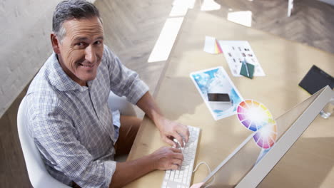 hombre de negocios trabajando en su computadora