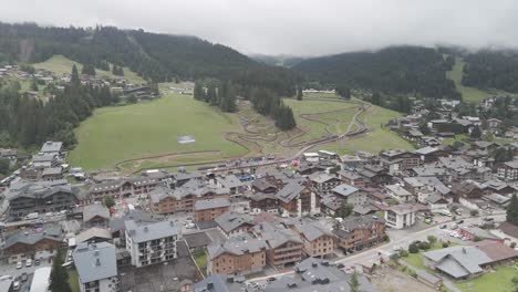 Metraje-Filmado-En-Francia,-En-Un-Pueblo-Llamado-Les-Gets-En-Los-Alpes-Con-Dji-Mini-4-Pro-En-4k-Y-D-cinelike