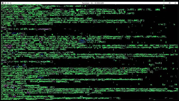 Close-up video van groene code op een zwart scherm, die een hackersterminal simuleert.