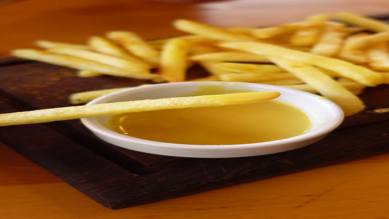 Patatas fritas con salsa de mostaza