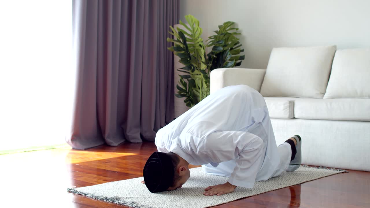 이슬람 신앙 을 기도 하고 실천 하는 이슬람 청년