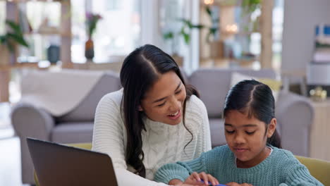 Mamá,-Niña-Y-Escritura-Con-Lectura