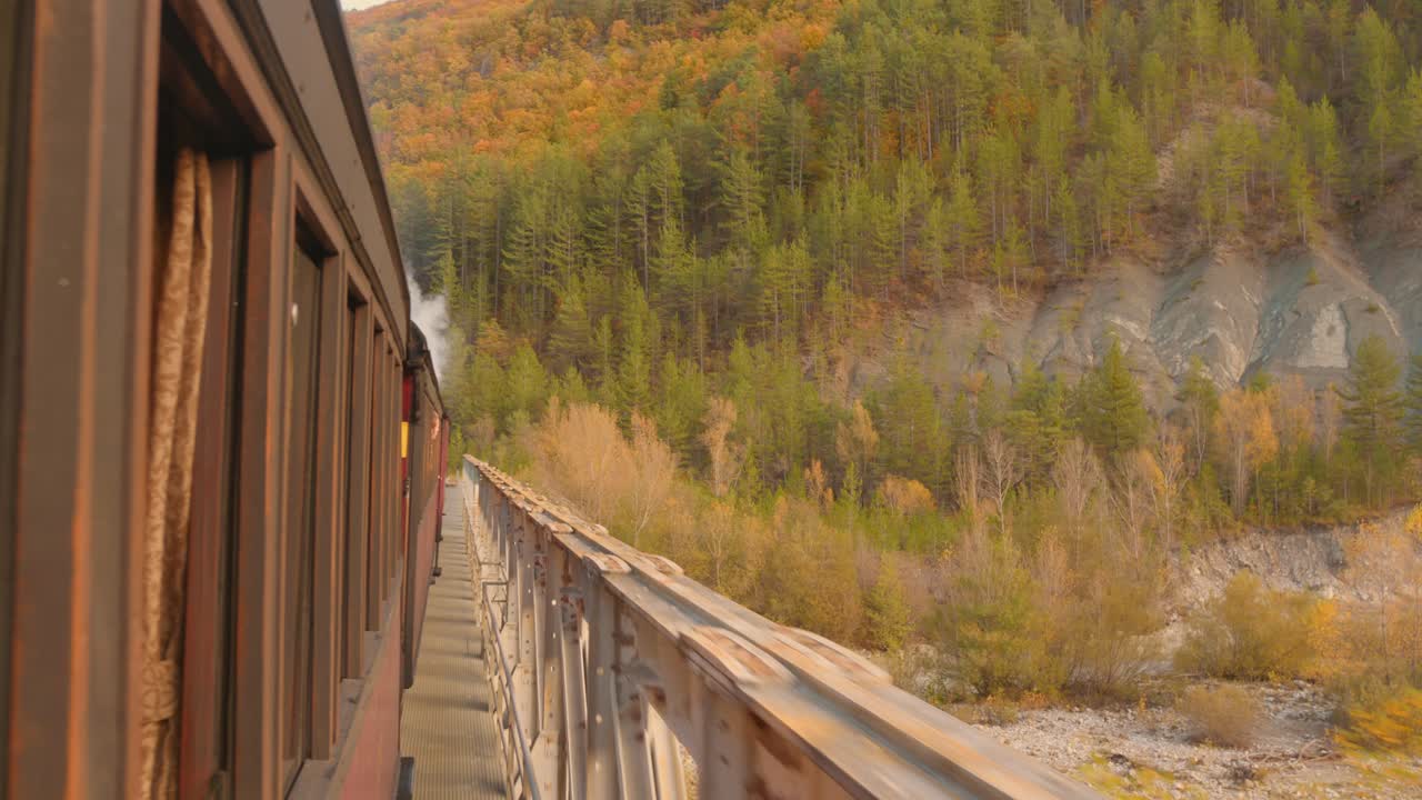 Syksyinen maisema ja höyryjunamatka Entrevaux'n, Ranskan, läpi