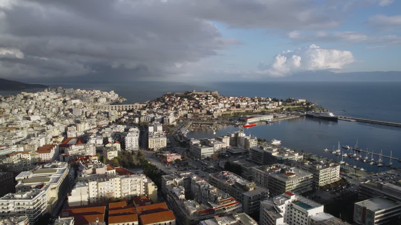 Città di Kavala con tempo nuvoloso, vista panoramica da drone, paesaggio urbano aereo in una città costiera della Grecia settentrionale.