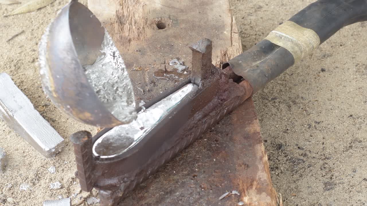 hacer sumideros de plomo, verter plomo líquido con cuchara en moldes, convertir el líquido en sólido