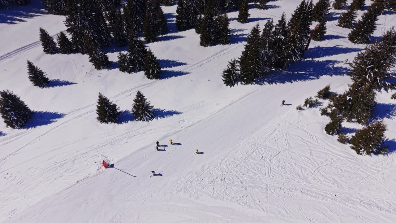 Sciatori che si godono le piste nei Carpazi, Bulgaria, in inverno.