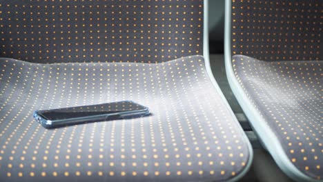 teléfono olvidado en un asiento del autobús