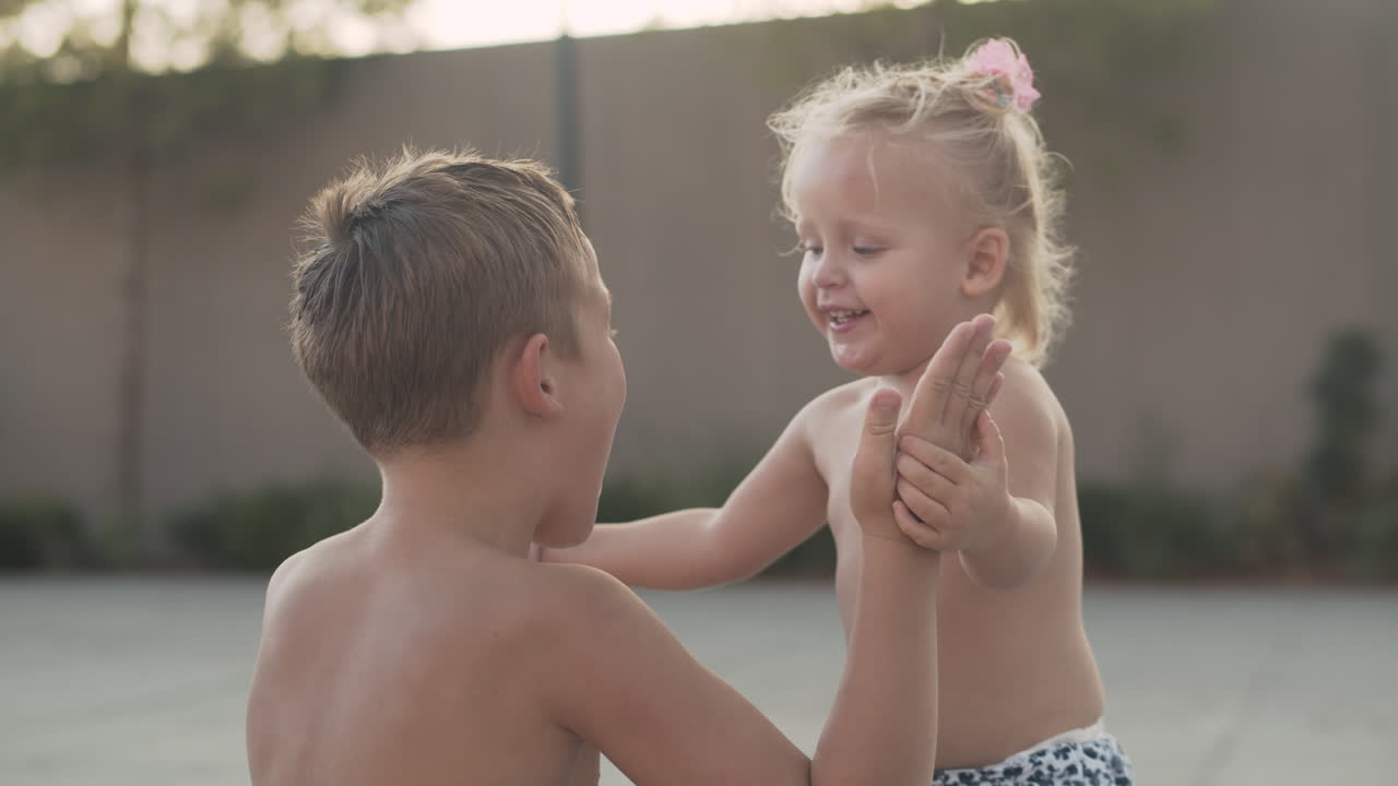 jugando con mi hermana pequeña