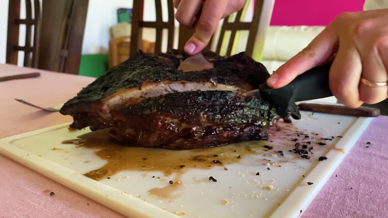 날카로운 칼로 잘게 썬 고기 조각의 마지막 부분의 슬로우 모션 장면