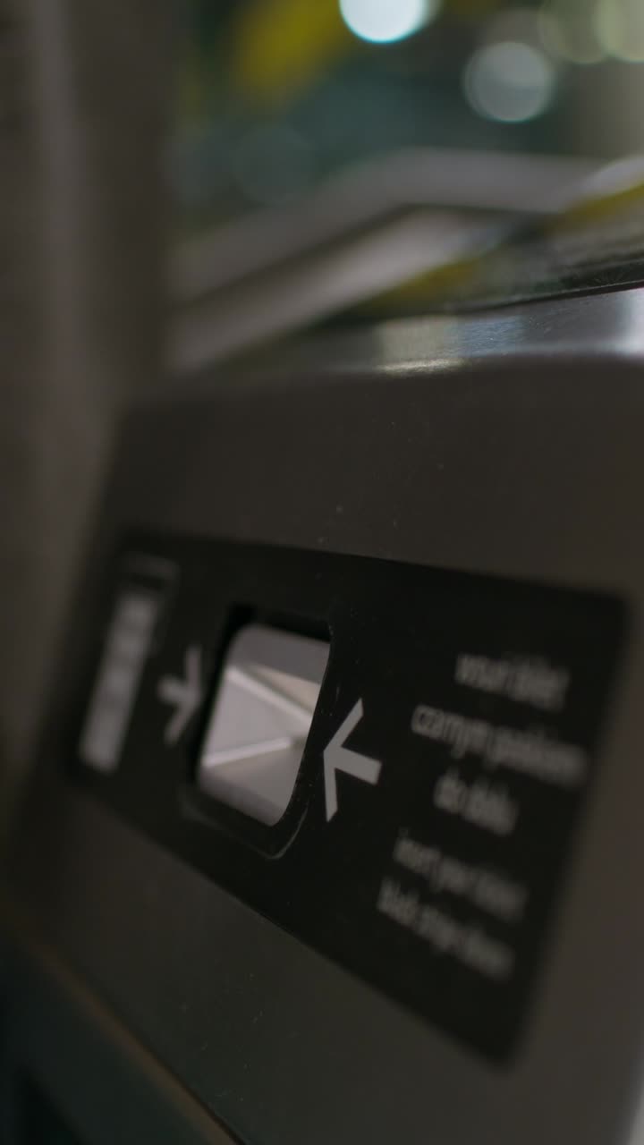 persona che utilizza un distributore automatico di biglietti