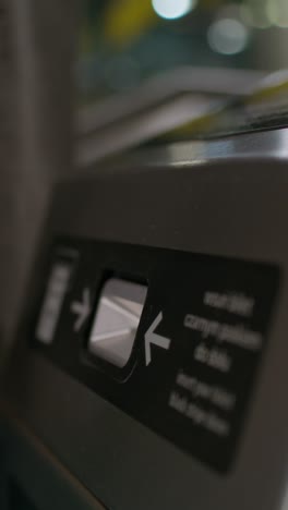 persona que utiliza una máquina de billetes